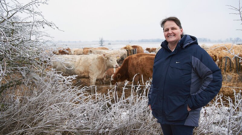 Heute gehts zum Bauernhof Koch ins Löwenberger Land in Brandenburg. In Großmutz liegt der über 300 Jahre alte Familienbesitz, ein denkmal-geschützter, typisch brandenburgischer Vierseithof. Auf dem Hof gibt es Rinderzucht, Schweine, Schafe und Rotwild im Wildgehege. Gastgeberin Martina Koch – Bild: WDR/​Melanie Grande