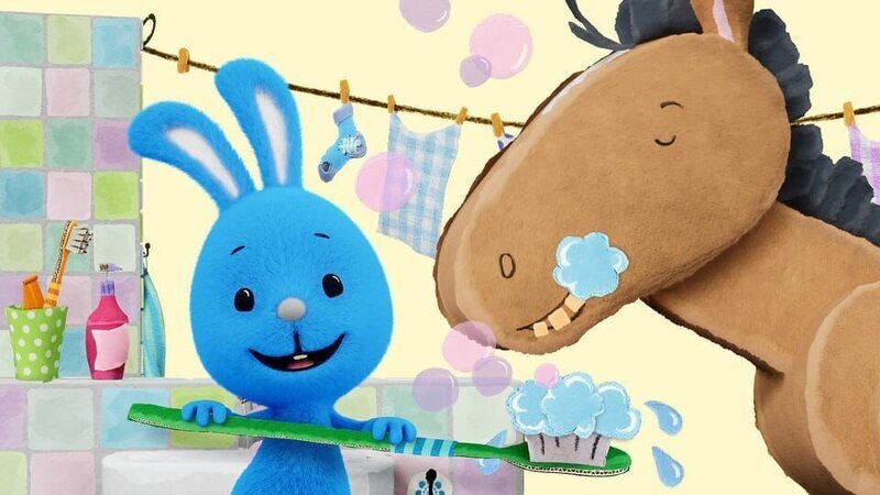 Kikaninchen schrubbt dem Pferd die Zähne blitzeblank. – Bild: KiKA/​Studio.TV.Film GmbH