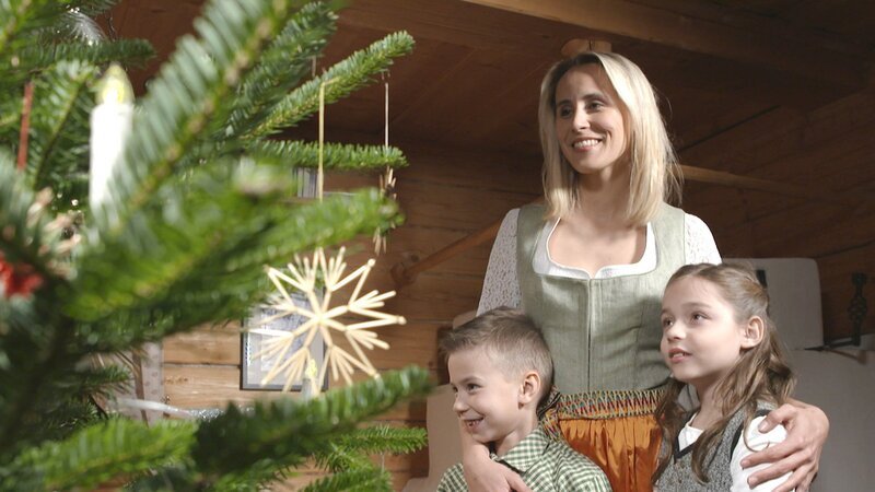 Bescherung unter dem Weihnachtsbaum. – Bild: ZDF und ORF/Landesstudio Kärnten Bescherung unter dem Weihnachtsbaum. – Bild: ZDF und ORF/Landesstudio Kärnten