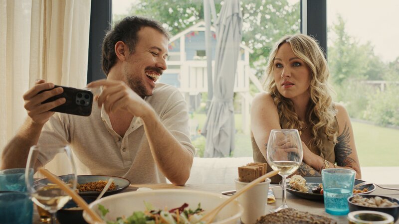 Christin (Evelyn Weigert) und Patrick (Fred Costea) bekommen mit, dass es bei ihren Freuden Lisa und Frank nicht gut läuft. Ist eine offene Ehe wie bei ihnen die Lösung? – Bild: Micky Graeter /​ ZDF