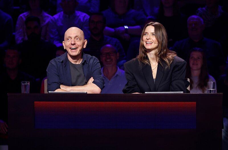 Rateteam-Kapitän Bernhard Hoëcker (l.) mit Model, Singer/Songwriterin, Moderatorin und Schauspielerin Eva Padberg (r.). – Bild: ARD/NDR/UFA SHOW & FACTUAL/Morris Mac Matzen Rateteam-Kapitän Bernhard Hoëcker (l.) mit Model, Singer/Songwriterin, Moderatorin und Schauspielerin Eva Padberg (r.). – Bild: ARD/NDR/UFA SHOW & FACTUAL/Morris Mac Matzen
