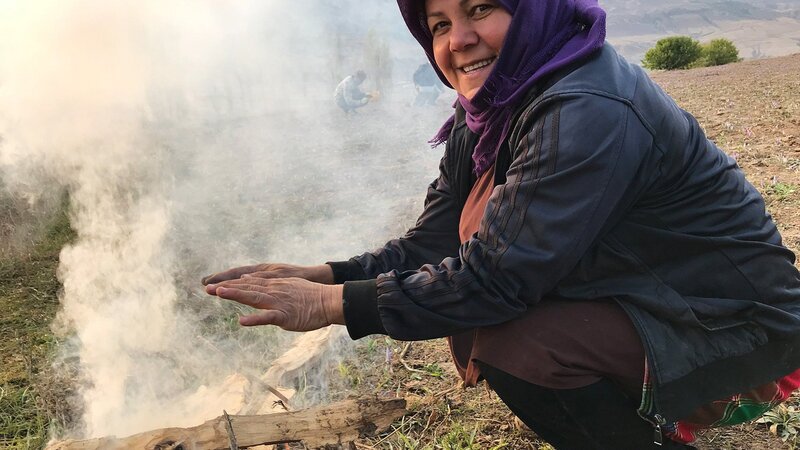 Zu Tisch in … Iran Staffel 1 Folge 17 Samaneh macht eine kurze Pause am warmen Feuer – Bild: SRF/ZDF/ARTE Zu Tisch in … Iran Staffel 1 Folge 17 Samaneh macht eine kurze Pause am warmen Feuer – Bild: SRF/ZDF/ARTE