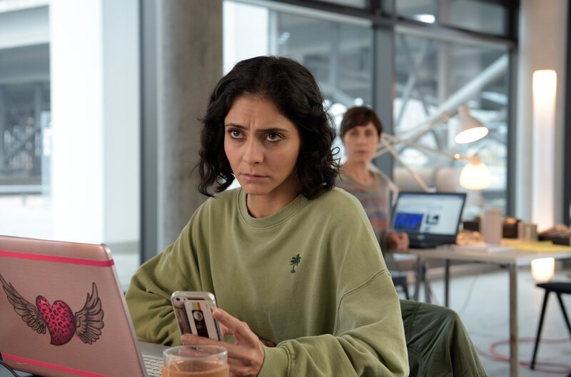 Emel Yilmaz (Pegah Ferydoni) recherchiert wieder für Rommy Kirchhoff (Nina Kunzendorf, hinten re.). – Bild: ARD Degeto/​Christiane Pausch