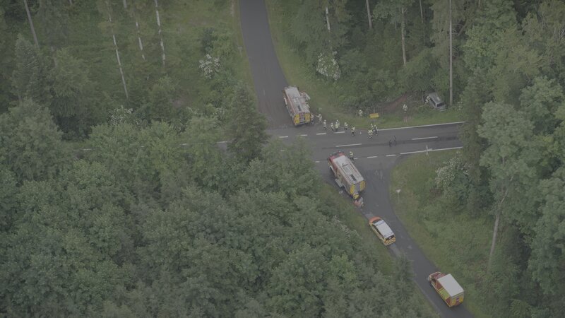 Ein junger Mann ist mit einem Kleinbus gegen einen Baum geprallt. Die ärztliche Versorgung ist vor Ort. – Bild: ZDF und me:works