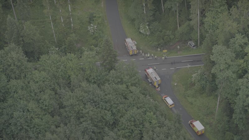Ein junger Mann ist mit einem Kleinbus gegen einen Baum geprallt. Die ärztliche Versorgung ist vor Ort. – Bild: ZDF und me:works
