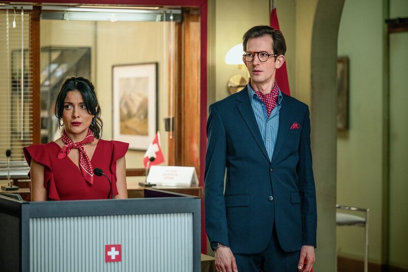 Unsere kleine Botschaft Staffel 1 Folge 6 Wie Katz und Hund: Sandra Zellweger als Marisol, Jonas Gygax als Adi 2025  Regie: Johannes Bachmann, Johannes Schroeder Produktion: Fidelio Films GmbH Kamera: Orit Teply Drehbuch: Pascal Glatz, Christian Wehrlin  Copyright: SRF/​Pascal Mora – Bild: SRF/​Pascal Mora