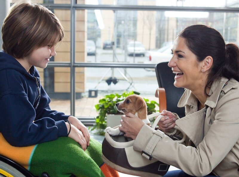 Wegen der hohen Infektionsgefahr konnte Leon (Luca Vömel) nie ein Haustier haben. Um ihm zu zeigen, dass es Hoffnung gibt, kauft ihm seine Mutter Monika (Mariella Ahrens) einen Welpen. – Bild: MDR/​Krajewsky