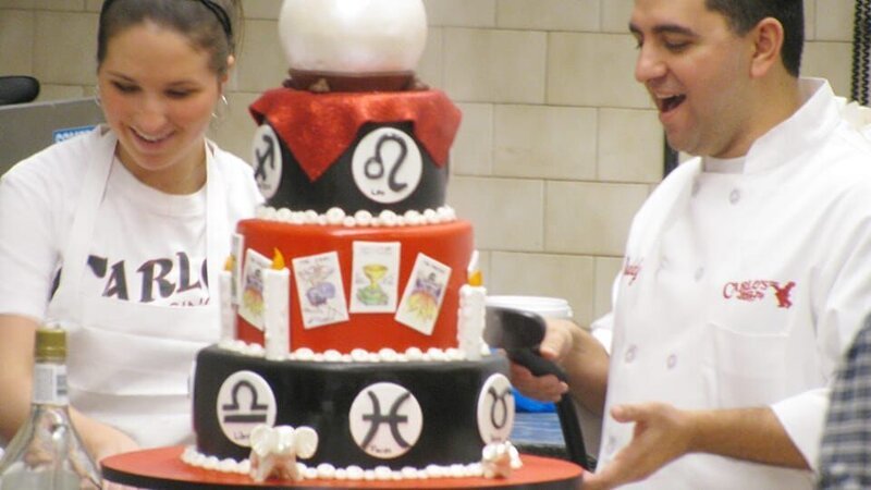 Buddy and decorator Elizabeth put finishing touches on psychic cake. – Bild: TLC (DEUT)