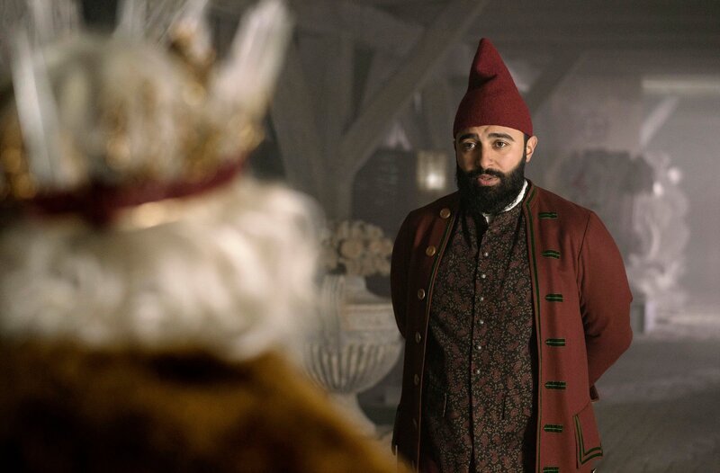 Skir (Hadi Ka-Koush), der Berater des Königs. – Bild: MDR/​TV2/​Agnete Schlichtkrull