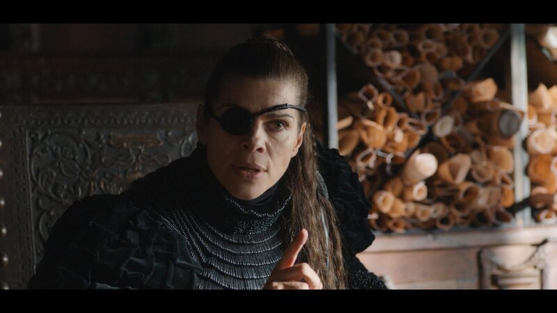 Ingi (Ellen Hillingsø) versucht, die anderen Gefangenen zu überzeugen, ihren Putsch zu unterstützen. – Bild: BR/​Cosmo Film/​TV2 Denmark