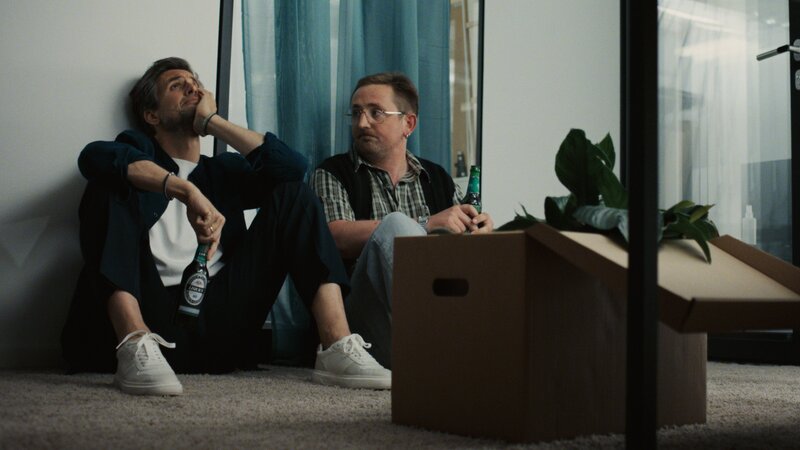 Frank (Tom Beck, l.) ist verzweifelt und Kollege Fynn (Carl Geißler, r.) steht ihm bei. – Bild: Micky Graeter /​ ZDF