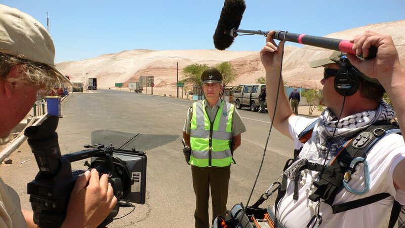 Filmteam und Polizeioffizier Victor Samzana Barria während eines Interviews in Quillagua, dem trockensten Platz der Erde. – Bild: 3sat