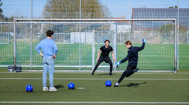 Leo (Aurel Klug, r.) ist Elias (Orlando Lenzen, l.) dankbar, als er beim Training mit Ben (Kevin Knobloch, M.) einspringt. – Bild: ARD /​ WDR /​ Christof Arnold