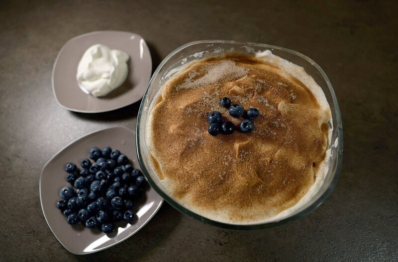 Schneemilch mit Heidelbeeren, eine Tiroler Nachspeise. – Bild: Dieter Stürmer