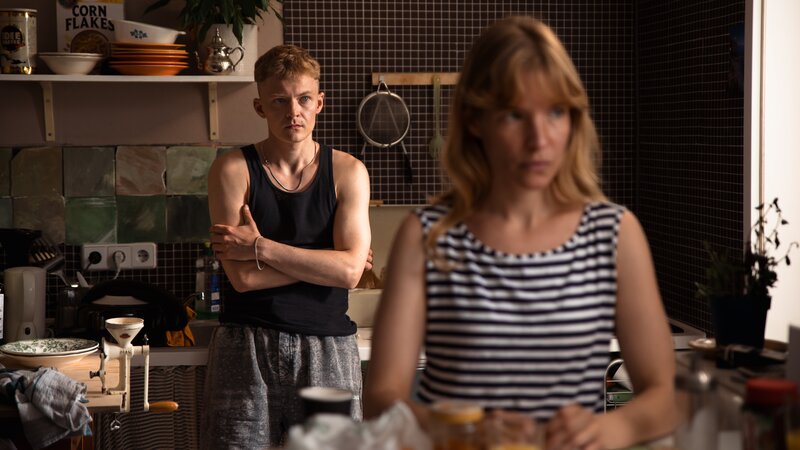 Juma (Vito Sack) erzählt seiner Mutter Isabell (Bea Brocks) von der Begegnung mit seinem Bruder, doch sie blockt ab. – Bild: ZDF und Jacob Hehlke