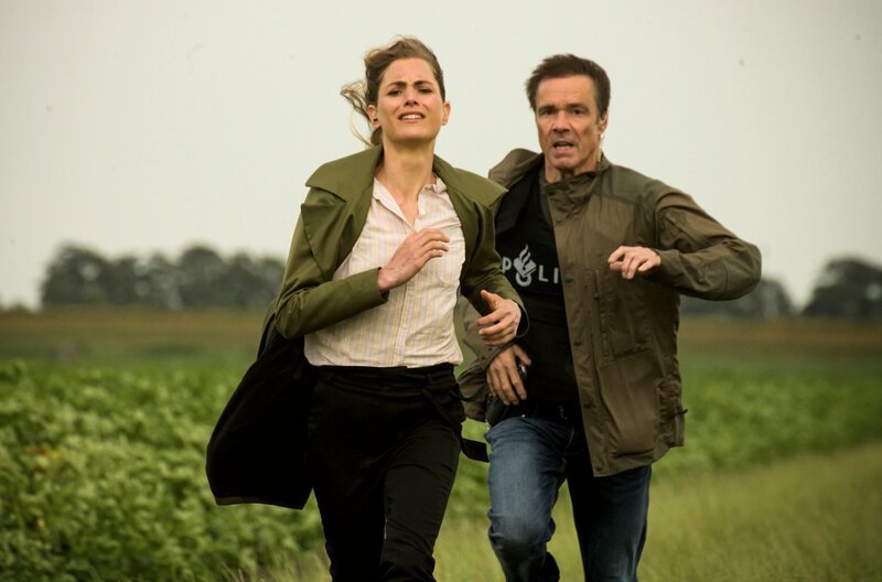 LKA-Ermittler Pollack (Hannes Jaenicke) beschützt die Zeugin Femke Pieters (Hannah Hoekstra). – Bild: ARD Degeto/​Martin Menke