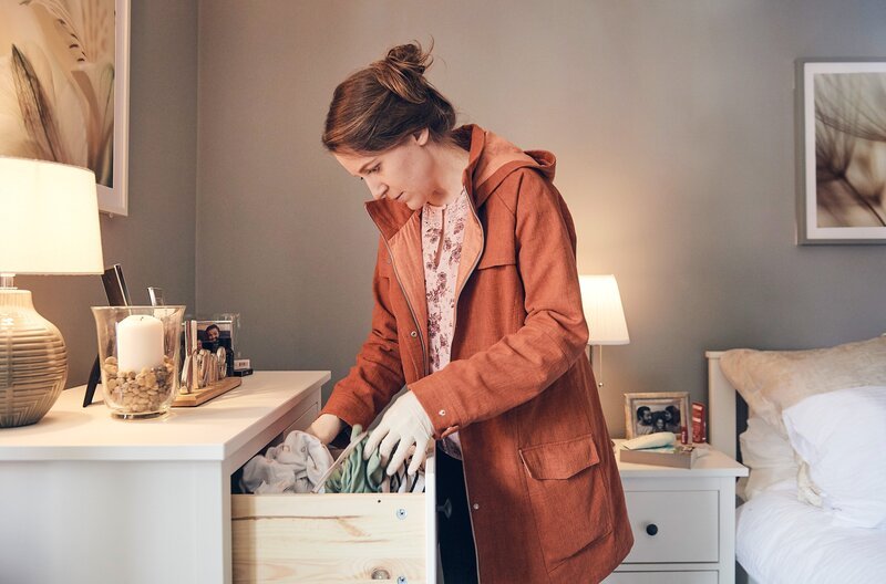 Sarah (Gemma Whelan) erhält einen Durchsuchungsbeschluss für Kierans Haus, um das Beweisstück zu finden, das Younes Mehennis Version der Ereignisse belegen soll. – Bild: ITV