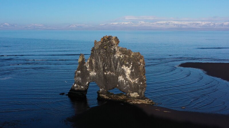 Lavafels-Formation Hvítserkur im Nordwesten Islands. – Bild: NDR/​Felix Korfmann