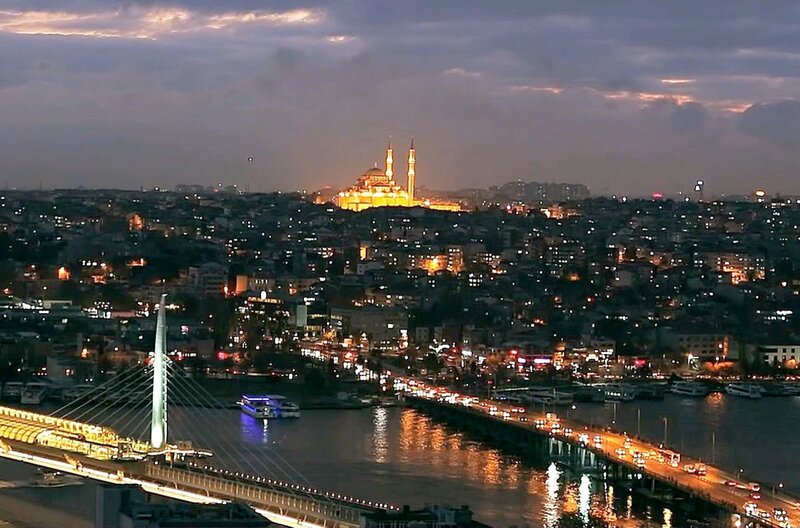 Blick auf den Bosporus bei Nacht – Bild: Electron Libre Productions