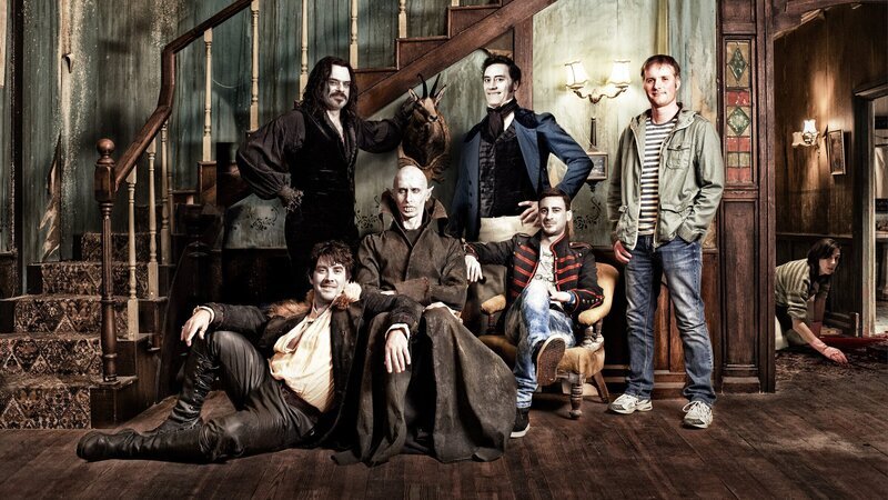 Skurrile Wohngemeinschaft mit Gästen – Von links: Deacon (Jonathan Brugh), Vladislav (Jemaine Clement), Petyr (Ben Fransham), Viago (Taika Waititi), Nick (Cori Gonzalez-Macuer), Stu (Stu Rutherford) und Jackie (Jackie Van Beek). – Bild: ZDF und Iva Lenard Skurrile Wohngemeinschaft mit Gästen – Von links: Deacon (Jonathan Brugh), Vladislav (Jemaine Clement), Petyr (Ben Fransham), Viago (Taika Waititi), Nick (Cori Gonzalez-Macuer), Stu (Stu Rutherford) und Jackie (Jackie Van Beek). – Bild: ZDF und Iva Lenard