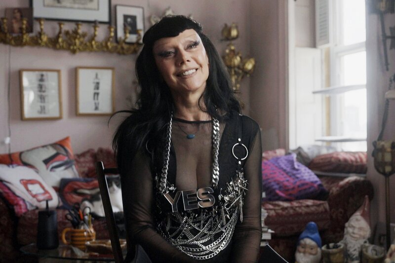 Susanne Bartsch in ihrer Wohnung im Chelsea Hotel New York – Bild: SRF
