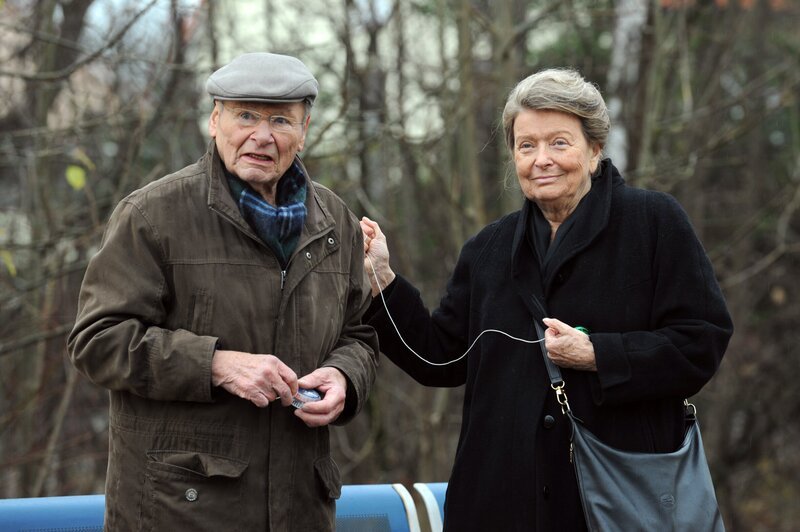 Das Jojo-Spiel weckt bei Alois und Lotte Erinnerungen an ihre Jugend. Von links: Alois Preissinger (Erich Hallhuber) und Lotte Steininger (Eva Christian). – Bild: BR/​Marco Orlando Pichler