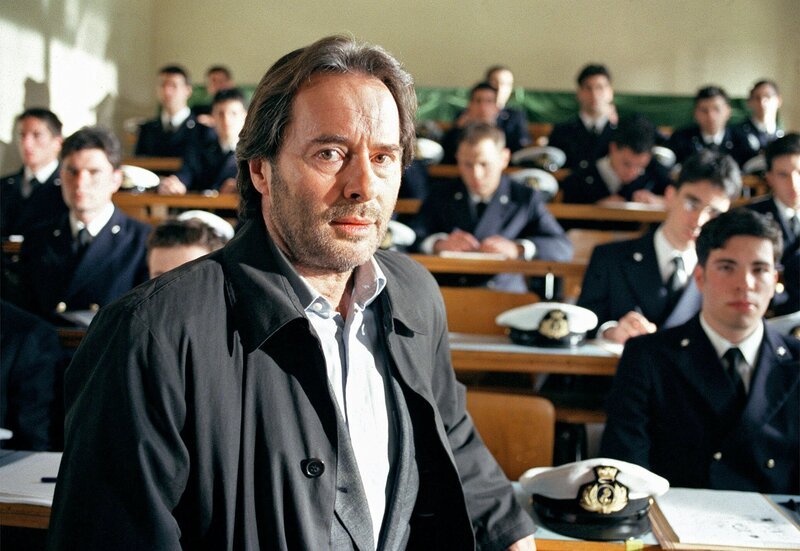 Commissario Brunetti (Uwe Kockisch) ermittelt in der Militärakademie San Martino; die Kadetten verschweigen aus Angst etwas. – Bild: ARD Degeto/​Martin Menke