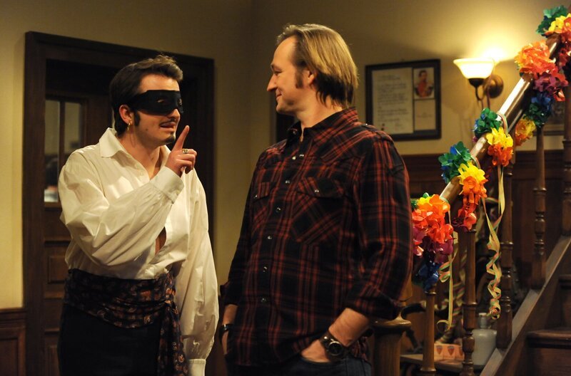 Flori ist von seiner Verkleidung als Don Juan überzeugt. Von links: Florian (Tommy Schwimmer) und Gregor Brunner (Holger M. Wilhelm). – Bild: BR/​Marco Orlando Pichler