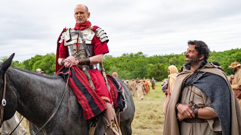 (v.l.) Gaius (Kirk B. R. Woller), Atticus Aemilius (Elijah Alexander). – Bild: The Chosen, LLC/​Bibel TV