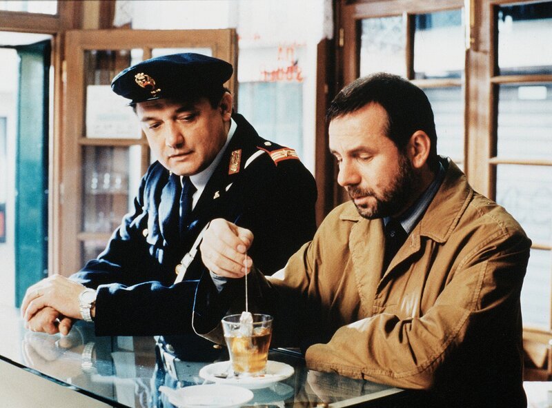 Commissario Guido Brunetti (Joachim Król, rechts) und sein Assistent Vianello (Karl Fischer) trauern um eine junge Kollegin, die bei einem Unfall ums Leben gekommen ist. – Bild: rbb/​Degeto