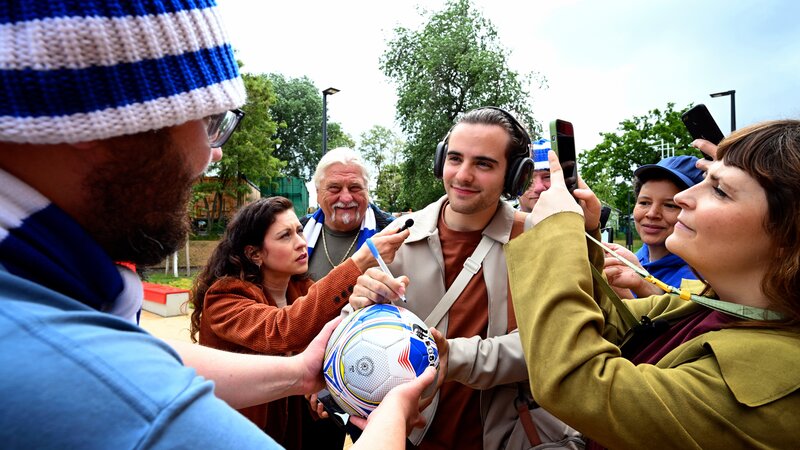 Starspieler László Varga (Christoph Moreno, M.) kommt nach Verletzung wieder zurück zum Training. Das Medieninteresse ist groß. – Bild: ZDF und Christiane Pausch