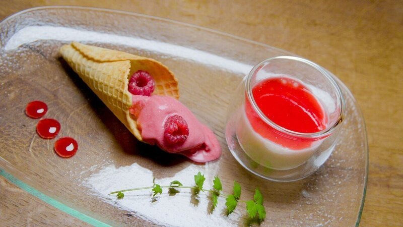 Dessert: Buttermilchmousse mit Himbeereis. – Bild: BR/​megaherz gmbh/​Moritz Sonntag