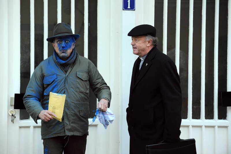 Nach der Farbbombenattacke hält sich des Pfarrers Mitleid mit Schattenhofer in Grenzen. Von links: Lorenz Schattenhofer (Werner Rom) und Pfarrer Kurz (Hans Stadlbauer). – Bild: BR/​Marco Orlando Pichler