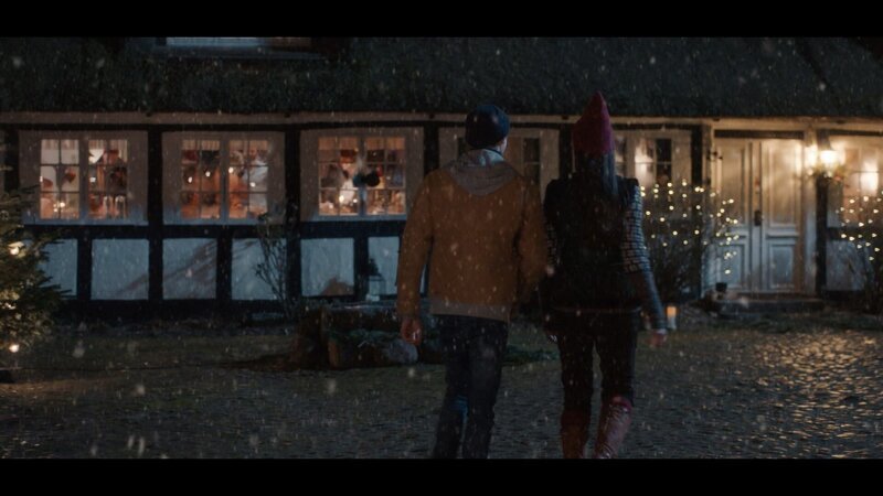 Tinka (Josephine Chavarria Højbjerg) und Lasse (Albert Rosin Harson) gehen in den Hof hinaus. – Bild: BR/​Cosmo Film/​TV2 Denmark