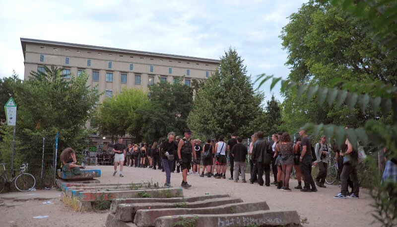 Friedrichshain kann alles sein: lebendig, laut, touristisch und alteingesessen. Schlange-Stehen vorm Club „Berghain“. – Bild: rbb/​André Krummel