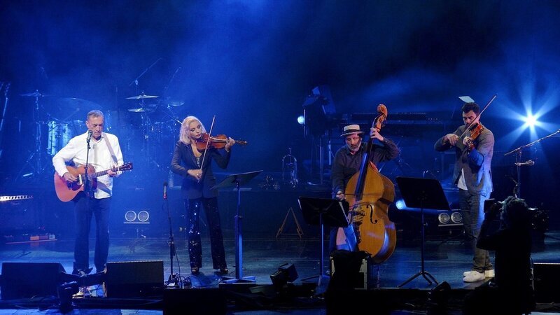 Hubert von Goisern (l.), Lidia Baich und Band. – Bild: ORF/​ROBERT PÖCKSTEINER
