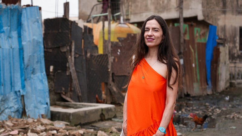 Fabienne Hoelzel in einem Slum in Lagos – Bild: SRF