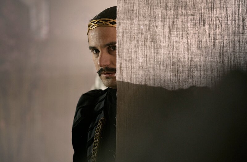 Königssohn Fileas lauscht heimlich. (Christian Tafdrup). – Bild: MDR/​TV2/​Agnete Schlichtkrull