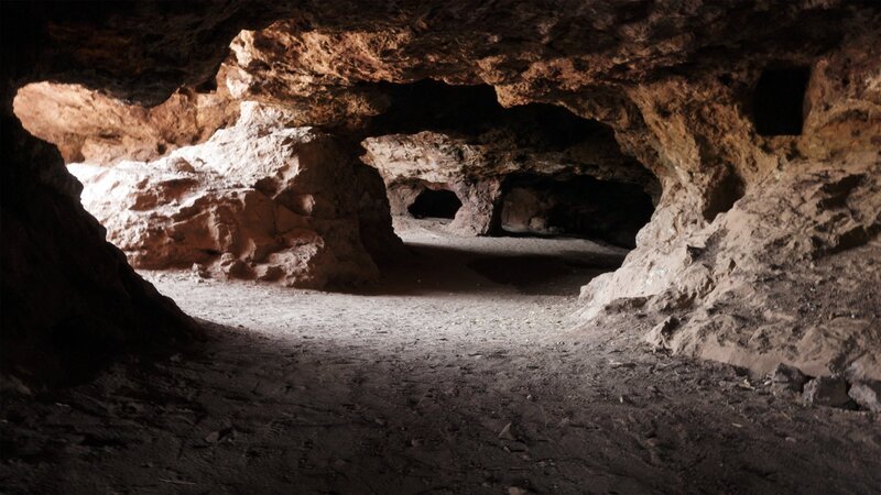 Das dunkle Geheimnis der Athener Demokratie: Sie wurde nur möglich, weil in den Silberminen von Laurion tausende Sklaven ihr Leben ließen. – Bild: ZDF und Tobias Sundermann