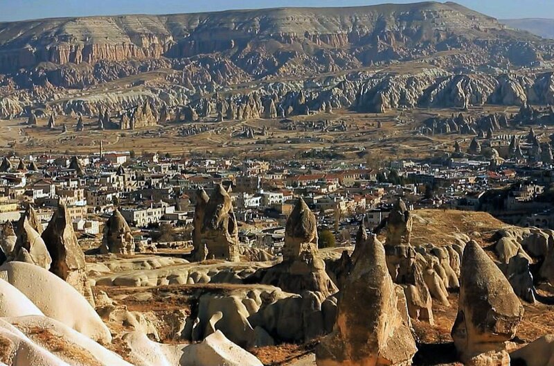 An der Seite von Ahmet Diler entdeckt Alfred die sagenumwobene und für die Entwicklung der Seidenstraße sehr wichtige Region Kappadokien mit ihren Tuffsteinformationen, den sogenannten Feenkaminen. – Bild: Electron Libre Productions