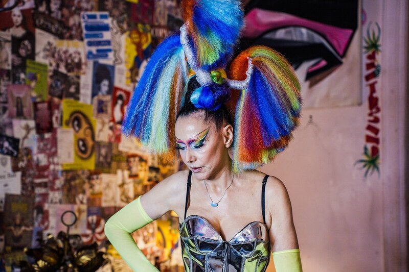 Protagonistin Susanne Bartsch bei den Partyvorbereitungen in New York – Bild: SRF