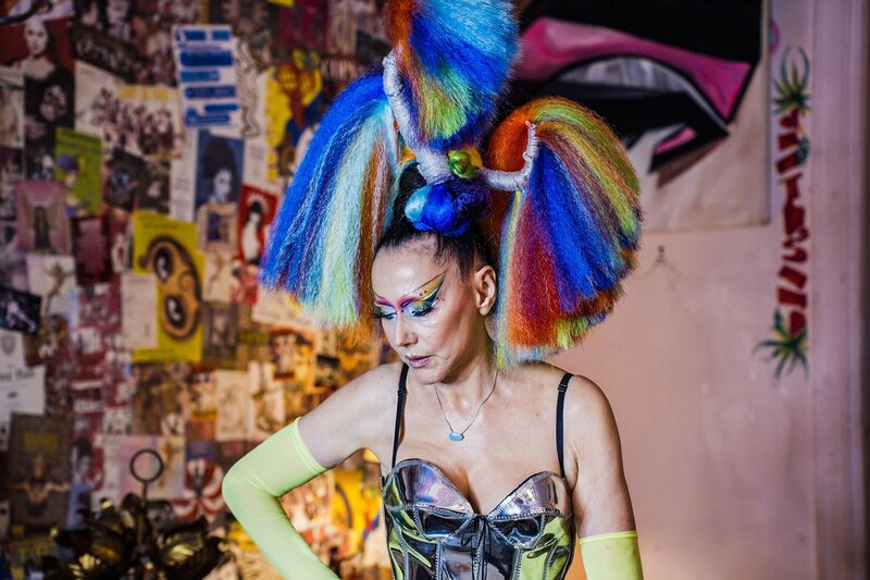 Protagonistin Susanne Bartsch bei den Partyvorbereitungen in New York – Bild: SRF