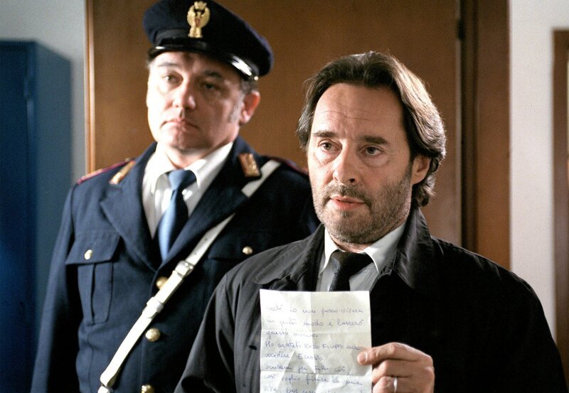 Commissario Brunetti (Uwe Kockisch, re.) und Sergente Vianello (Karl Fischer) haben den Abschiedsbrief des Kadetten gefunden, der Selbstmord beging. – Bild: ARD Degeto/​Martin Menke