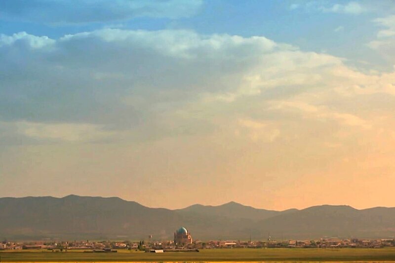 Blick auf das Städtchen Soltanije mitten in der Steppe der iranischen Provinz Zandschan. Der Ort und sein Mausoleum wurden 2005 von der UNESCO als Weltkulturerbe anerkannt. – Bild: Electron Libre Productions /​ ARTE France