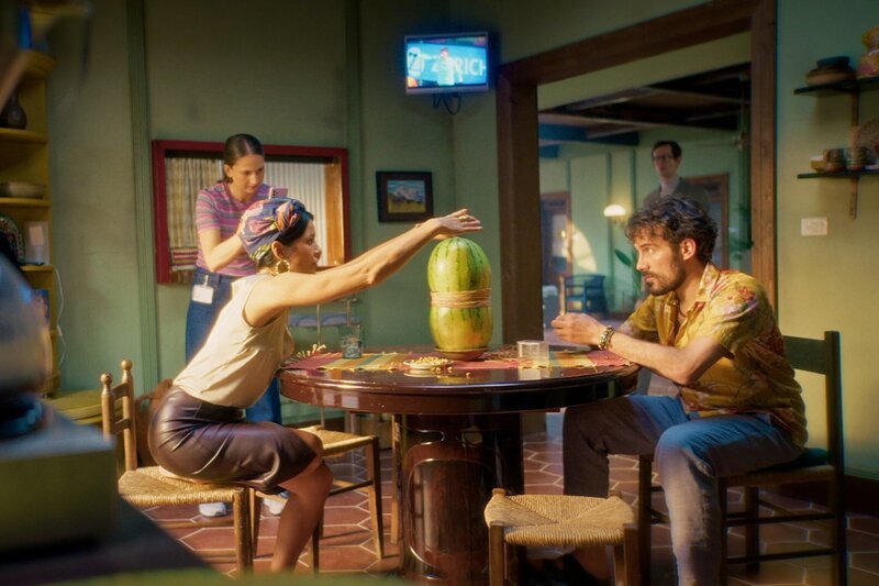 Unsere kleine Botschaft Staffel 1 Folge 5 Wassermelonenchallenge mit ungeahnten Folgen: Sandra Zellweger als Marisol, Anaïs Decasper als Selina, Matthias Schoch als Konsti, Jonas Gygax als Adi (hinten). Regie: Johannes Bachmann, Johannes Schroeder. Produktion: Fidelio Films GmbH. Kamera: Orit Teply. Drehbuch: Pascal Glatz, Christian Wehrlin. – Bild: SRF