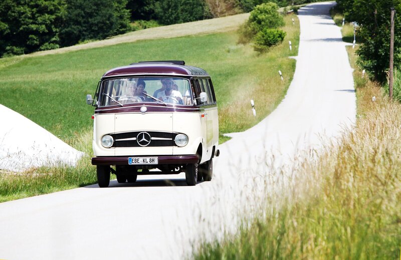 Der Bus fährt durch Niederbayern. – Bild: BR/​Anne-Sophie Deiß