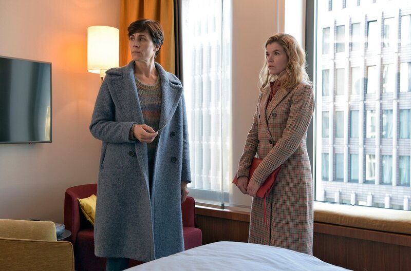 Karin (Anke Engelke, re.) und Rommy (Nina Kunzendorf) machen als investigative Journalistinnen weiter, wer den Preis für günstig gebauten Wohnraum im boomenden Berlin bezahlt: illegale Arbeitsmigranten, die sklavenähnlich auf Baustellen ausgebeutet werden. – Bild: ARD Degeto/​Christiane Pausch