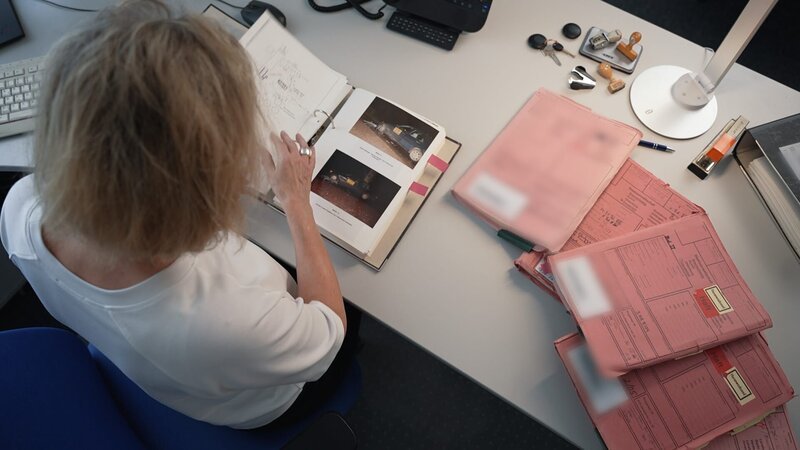 Staatsanwältin Kathrin Krüger ermittelt in dem Mord an einer Taxifahrerin. Für sie bleibt es ein Rätsel, warum ein 13-jähriger Radfahrer dabei schwer verletzt worden ist. – Bild: ZDF und Sven Wöbbeking