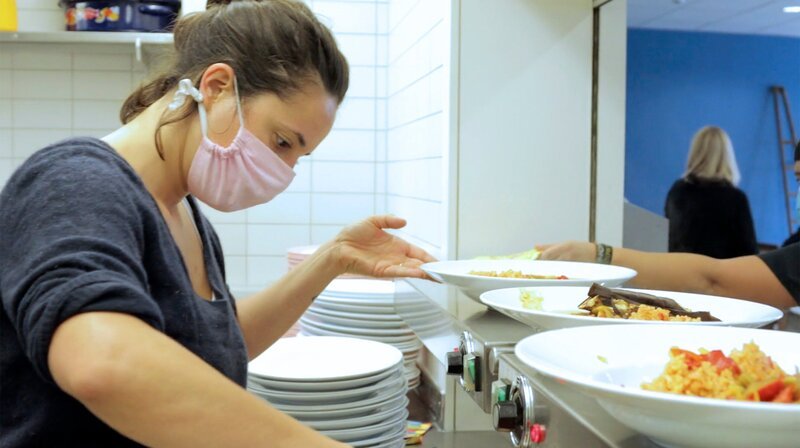 In der gemeinnützigen Ada-Kantine in Frankfurt helfen rund 200 Freiwillige leckeres, qualitätsvolles und kostenloses Essen anzubieten. – Bild: HR/​Ada Kantine