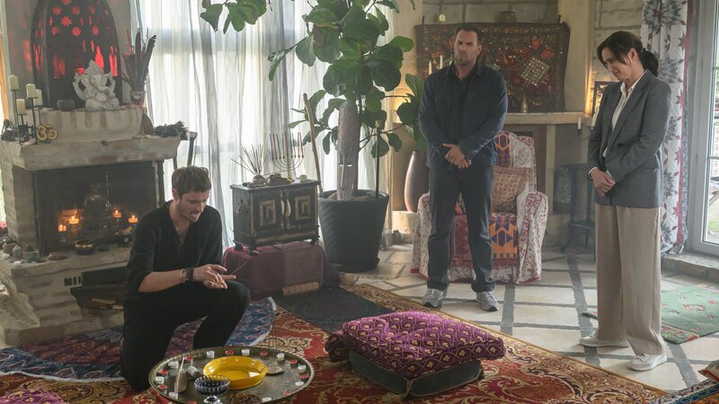 Vargan (Frédéric Brossier, l.) hatte offenbar intensiven Kontakt zu der toten Buchhändlerin. Lars Pöhlmann (Dominic Boeer, M.) und Karoline Joost (Nike Fuhrmann, r.) wollen wissen, in welcher Beziehung der Schamane zu ihr stand. – Bild: Marc Meyerbröker /​ ZDF